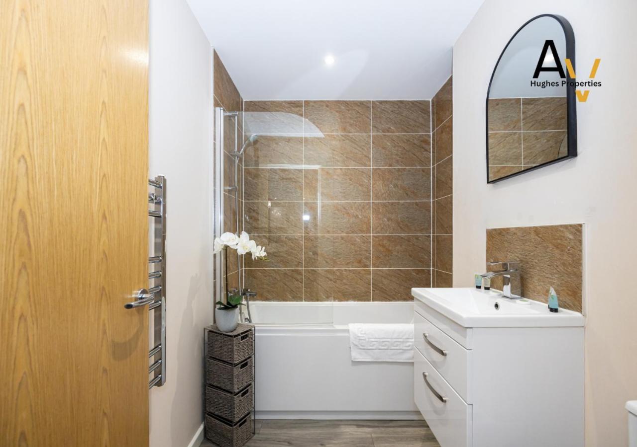 Inviting One-Bedroom Apartment In Central Salford - Perfect For Business Stays & Relocations By Av Hughes Properties Apartment